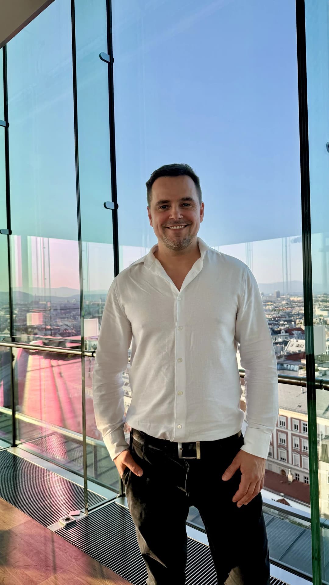 ein foto des ceos: David Wieser, Gründer von KIWebBoost, steht mit einem Lächeln auf der Leitl Lounge in Wien bei einem Entrepreneur Treffen, der innoup 25. David Wieser CEO, KIWebboost