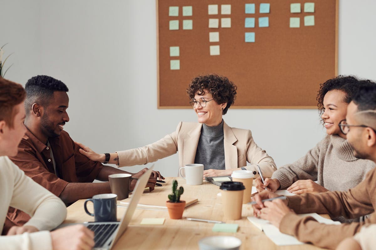 Lächelndes Business-Team in einer ERP-Abstimmung